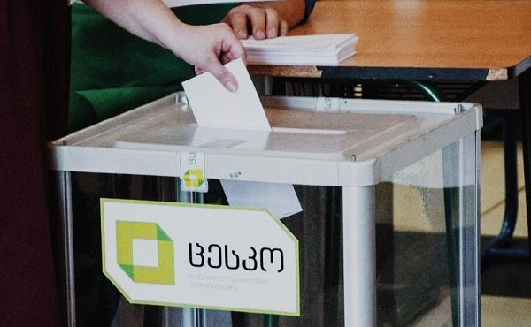 საქართველოს რამდენიმე საარჩევნო ოლქში, საპარლამენტოსთან ერთად საკრებულოს შუალედური და მერების რიგგარეშე არჩევნები ტარდება