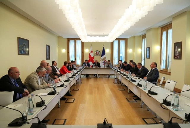  პრეზიდენტი ოპოზიციური პარტიების წარმომადგენლებს შეხვდა