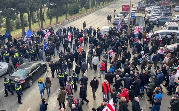 საქალაქო სასამართლოსთან დაპირისპირება მოხდა. პოლიციამ რამდენიმე პირი დააკავა