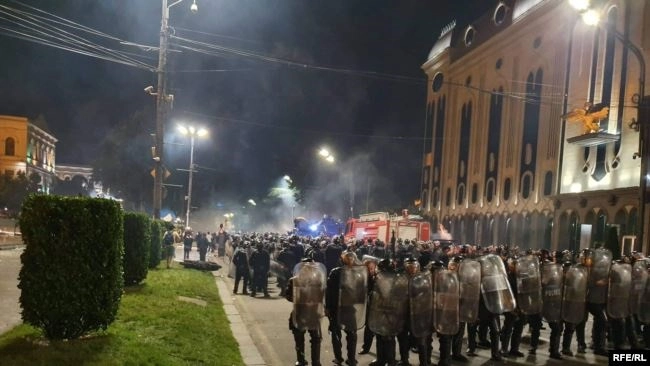 აქციის 20-მდე მონაწილე პოლიციის სამმართველოდან სასამართლოში გადაიყვანეს