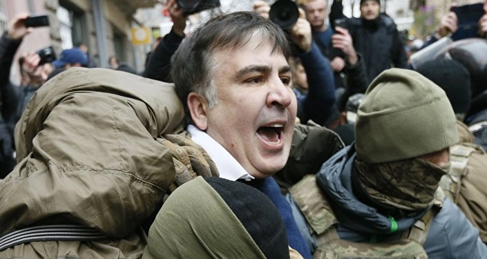 დაჭერილი სააკაშვილი მიკროავტობუსიდან მხარდამჭერებმა გამოიყვანეს