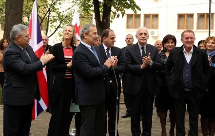 გიორგი ალიბეგაშვილმა პარლამენტის თავმჯდომარესთან, დედაქალაქის მერთან და საქართველოში დიდი ბრიტანეთის ელჩთან ერთად და-ძმა უორდროპების ძეგლი გახსნა
