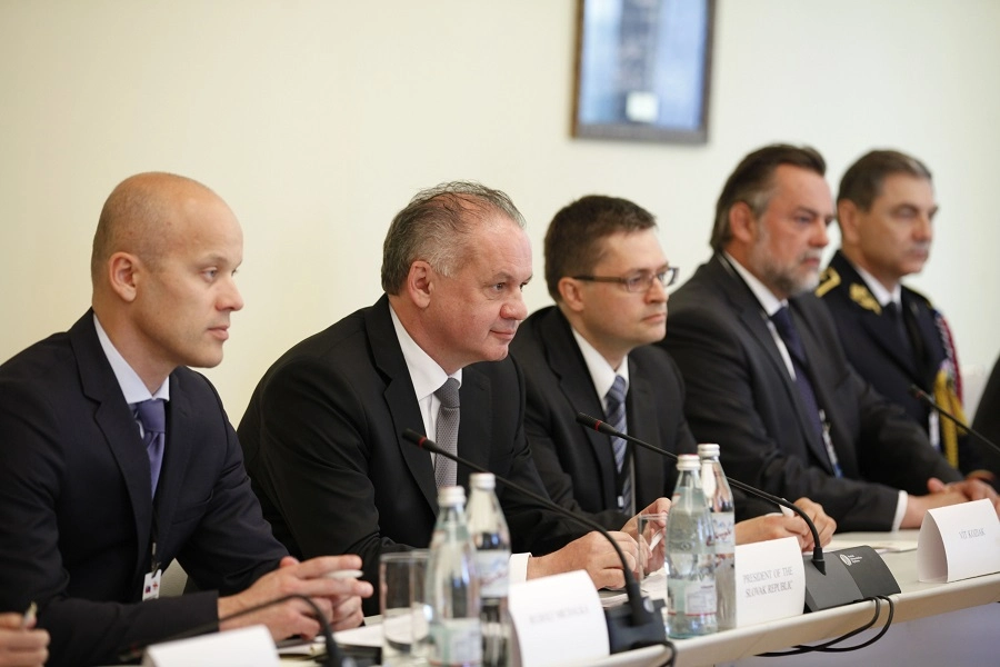საქართველოს და სლოვაკეთის პრეზიდენტებმა შეხვედრა გაფართოებულ ფორმატში გამართეს