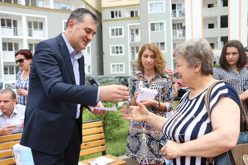 თბილისში ახალაშენებულ კორპუსში 30 დევნილ ოჯახს ბინა გადაეცა
