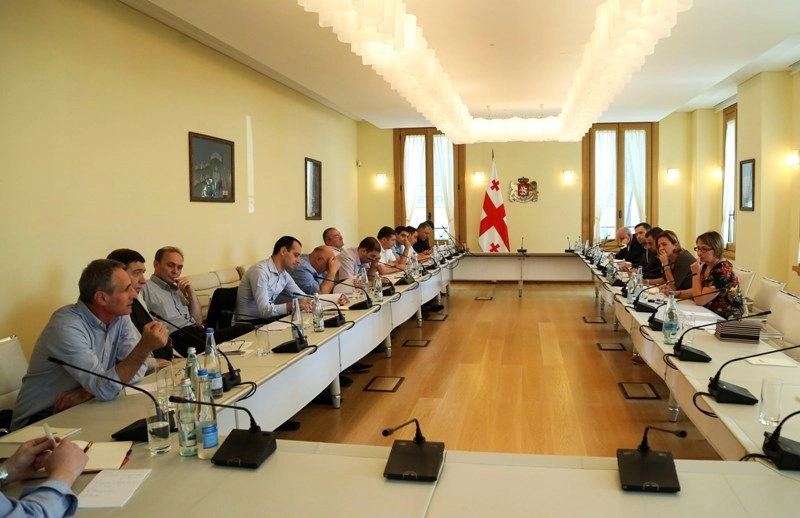  პრეზიდენტის ადმინისტრაცია და ოპოზიციური პარტიები საკონსტიტუციო ცვლილებების ერთობლივ პროექტზე მუშაობენ