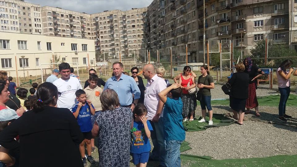  ალექსი პეტრიაშვილი დიდი დიღმის მეოთხე მიკრორაიონის მოსახლეობას შეხვდა