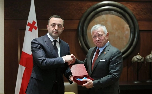 ირაკლი ღარიბაშვილმა იორდანიის მეფეს ოქროს საწმისის ორდენი გადასცა