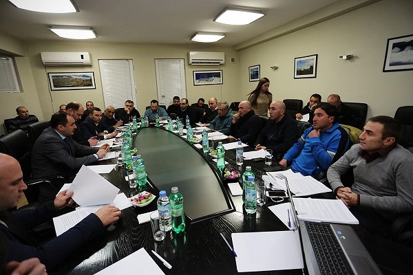 დიმიტრი ქუმსიშვილმა პროფესიონალ მოთხილამურეებს სამთო კურორტებზე უსაფრთხოების დაგეგმილი რეგულაციები გააცნო