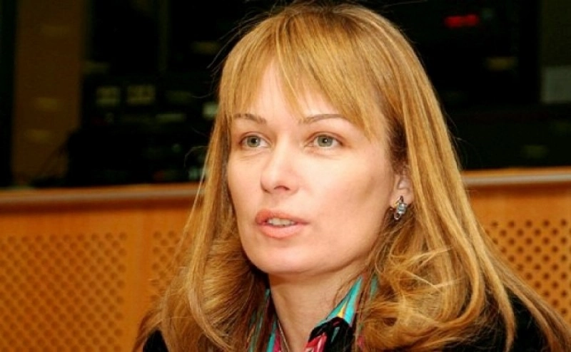 სანდრა რულოვსი საგანგებო განცხადებას ავრცელებს