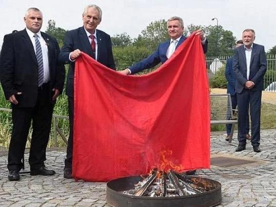 ჩეხეთის პრეზიდენტმა წითელი ტრუსები დაწვა (ვიდეო)