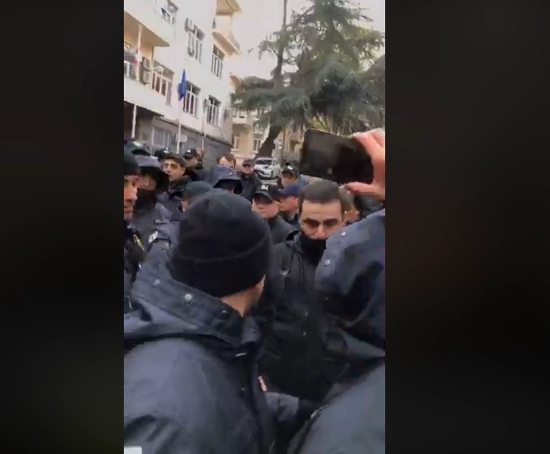 პარლამენტის შესასვლელთან სამართალდამცველებმა რამდენიმე ადამიანი დააკავეს