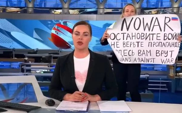  რუსეთის პირველი არხის ეთერში რედაქტორი მარინა ოვსიანიკოვა გამოჩნდა პლაკატით „შეაჩერეთ ომი“