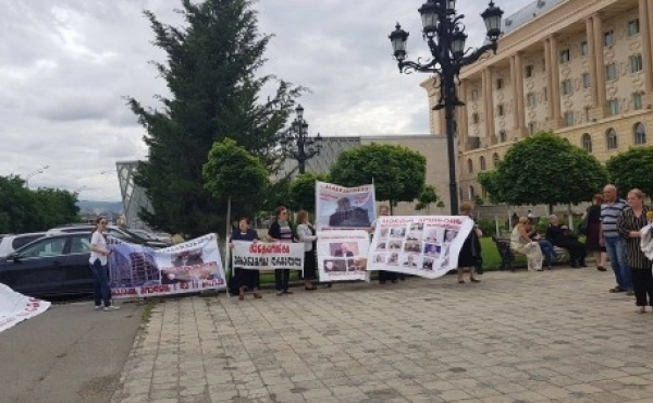 საქალაქო სასამართლოს ეზოში "ცენტრ პოინტის" დაზარალებულების აქცია მიმდინარეობს