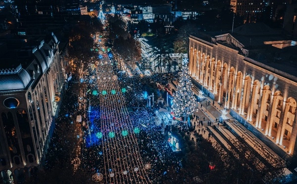 დედაქალაქის მთავარი ნაძვის ხე საზეიმოდ აინთო
