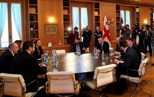 პრეზიდენტმა ფრაქციებთან და არასამთავრობოებთან სასამართლო რეფორმის საკანონმდებლო პაკეტზე გამოთქმული მოტივირებული შენიშვნები განიხილა