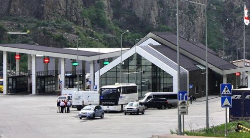  „ყაზბეგის“ საბაჟოზე ქრთამის აღების ფაქტზე მებაჟე დააკავეს