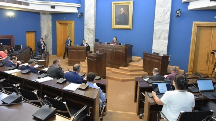 პარლამენტი საკანონმდებლო ინიციატივის განხილვას იწყებს, რომელიც კანონებიდან ტერმინების - “სექსუალური ორიენტაცია“ და “გენდერული იდენტობა“ ამოღებას ითვალისწინებს