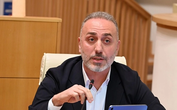 დადგება დრო, როდესაც თქვენ, არჩევნების გზით მოგიწევთ ხელისუფლებიდან გამგზავრება, როგორც ეს თქვენი და სააკაშვილის საერთო მეგობარს, ვიქტორ ორბანს მოუწია, რომელიც „მამლის ყივილამდე“ ორთავე პოლიტიკურმა პარტიამ უარყავით - გიორგი შარაშიძე