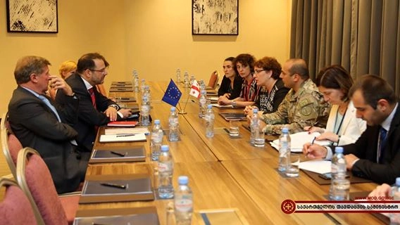თავდაცვის მინისტრი ლუკ პიერ დევინიეს შეხვდა