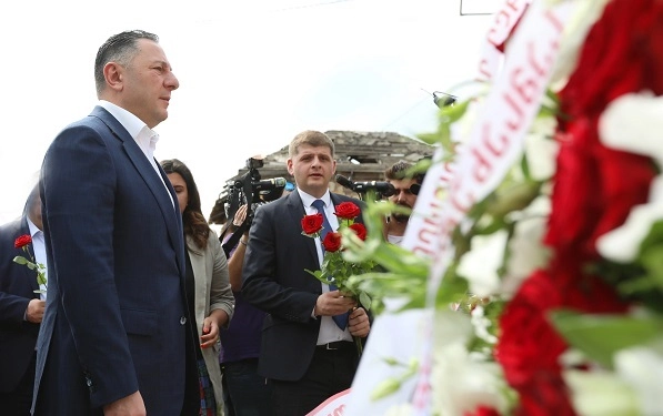  შს მინისტრმა, სუს-ის უფროსთან ერთად, შინდისის გმირთა ხსოვნას პატივი მიაგო და 17 გმირის საფლავი გვირგვინით შეამკო 