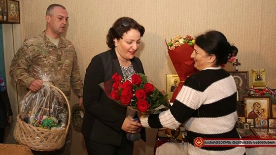 თავდაცვის მინისტრის საჩუქარი რუსიტაშვილების მრავალშვილიან ოჯახს