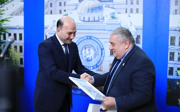 “საქართველოს ფოსტის” გენერალური დირექტორი ლევან ჩიკვაიძე, თსუ-ის 105 წლის იუბილესადმი მიძღვნილ ღონისძიებაზე, სიტყვით გამოვიდა 