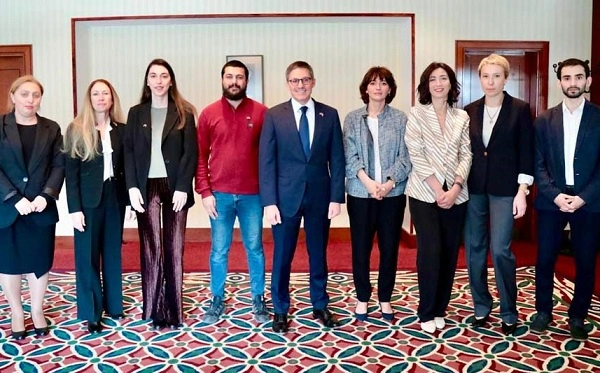 აშშ-ის სახელმწიფო მდივნის მრჩეველი არასამთავრობო სექტორის წარმომადგენლებს შეხვდა