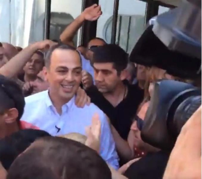ლევან ვარშალომიძე საქართველოში დაბრუნდა - კადრები აეროპორტიდან (ვიდეო)