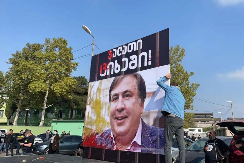 რუსთავის N12 ციხესთან "ქართული ოცნების"  მხარდამჭერთა აქცია მიმდინარეობს