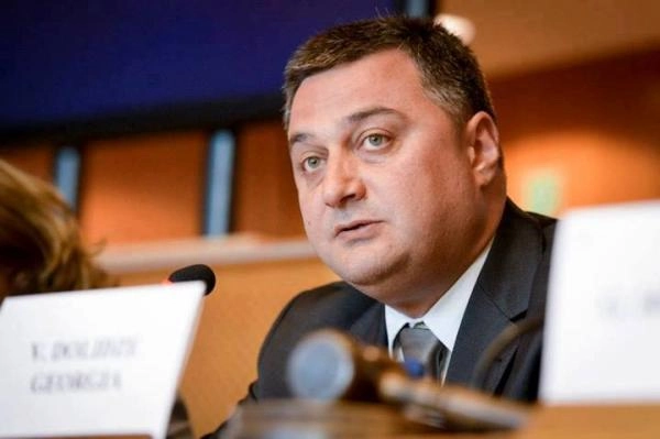 ”თავისუფალი დემოკრატები” მთავარ პროკურორს სასამართლოზე ზეწოლაში ადანაშაულებენ