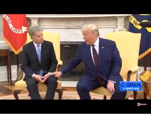 ტრამპმა ფინეთის პრეზიდენტს მუხლზე წამოარტყა | ვიდეო