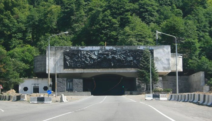 რიკოთზე ავტოცისტერნას ცეცხლი გაუჩნდა და მოძრაობა აიკრძალა