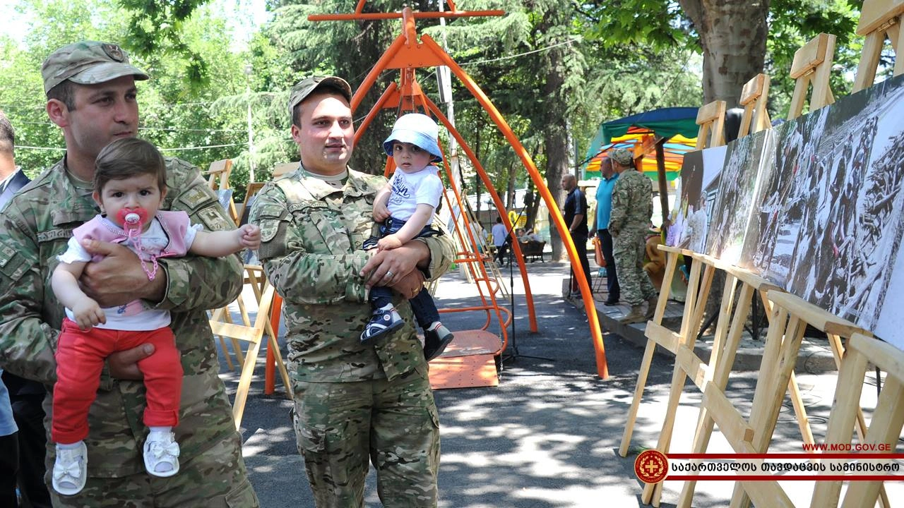 „ყველგან, სადაც სამშობლოს ვჭირდებით“ - ზოოპარკში ფოტოგამოფენა გაიხსნა