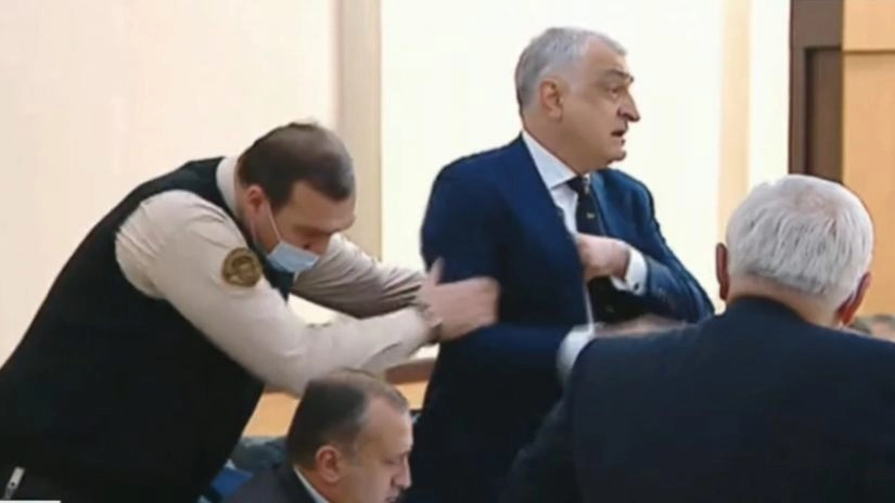 მამუკა ხაზარაძე მოსამართლემ სხდომათა დარბაზიდან გააძევა 