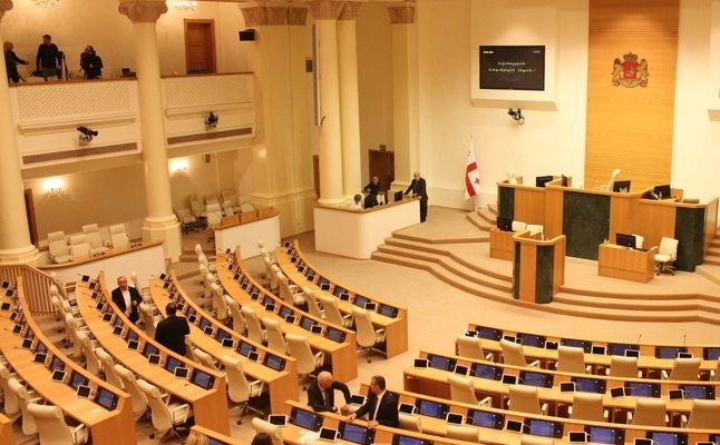 სკოლის გამოსაშვები გამოცდების გაუქმების შესახებ კანონპროექტს პარლამენტი დღეს კენჭს განმეორებით უყრის