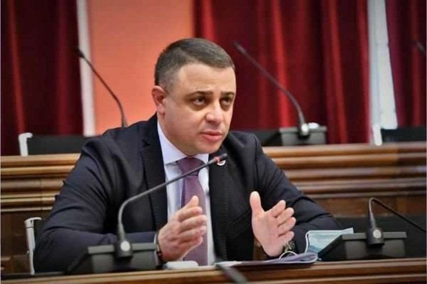 თუ პრეზიდენტი კარგად შეხედავს სურათს,  ძნელი დასანახი არ უნდა იყოს, რომ ქვეყანაში არიან პოლიტიკური ჯგუფის წარმომადგენლები, ვისთვისაც მნიშვნელოვანია, ქვეყანა ჩართული იყოს საომარ მოქმედებებში - ღუდუშაური