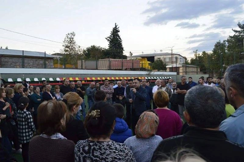 გოგი მეშველიანი და დავით შერაზადიშვილი ბოლნისში გეოლოგების დასახლების მცხოვრებლებს შეხვდნენ