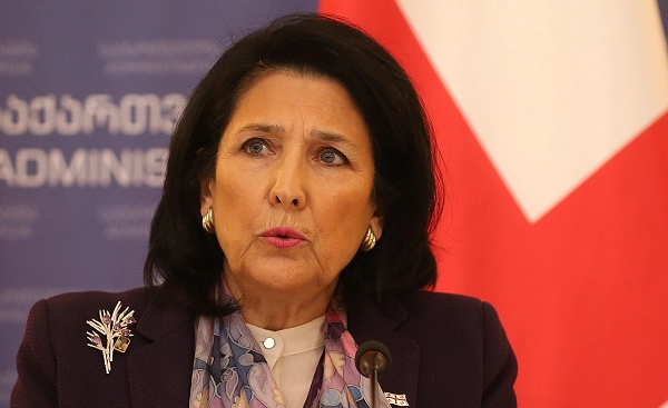 პრეზიდენტმა მარიამობის დღესასწაულთან დაკავშირებით სამი მსჯავრდებული შეიწყალა