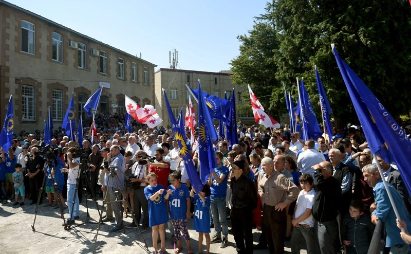 „არც ერთი ადამიანის ღირსებაზე არ გადავივლით" - პრემიერი ხულოს მოსახლეობას შეხვდა