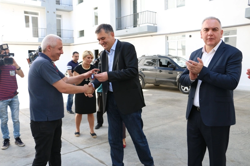 14 დევნილ ოჯახს თბილისში ბინა გადაეცა