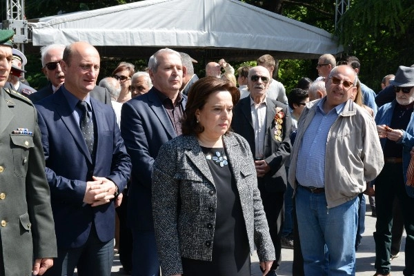 მანანა კობახიძემ და პარლამენტის წევრებმა უცნობი ჯარისკაცის საფლავი გვირგვინით შეამკეს