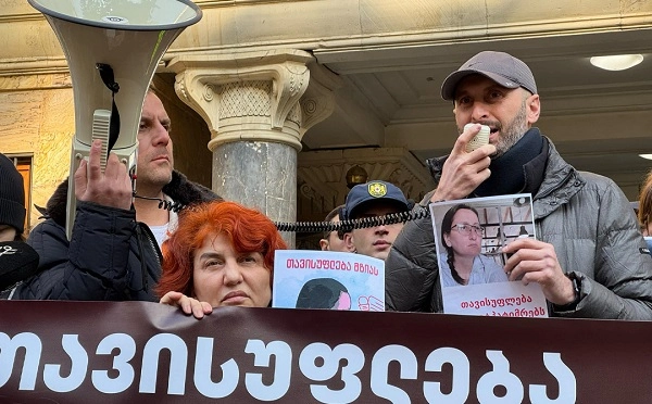  ჟურნალისტები მზია ამაღლობელს შიმშილობის შეწყვეტისკენ მოუწოდებენ