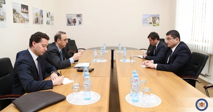 გიგი გიგიაძე საქართველოში იტალიის რესპუბლიკის ელჩს ენრიკო ბარტოლის შეხვდა
