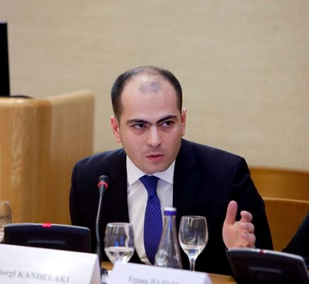 გიორგი კანდელაკი კულტურის სამინისტროს კორუფციულ გარიგებებში ადანაშაულებს