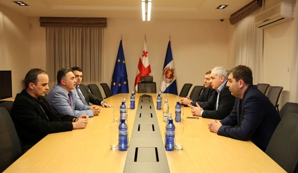 შს მინისტრი ადვოკატებს შეხვდა