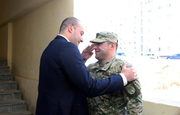 პრემიერმა მტკიცე მხარდაჭერის" მისიაში მონაწილეობისას მძიმედ დაშავებულ ივერი ბუაძეს ბინა გადასცა