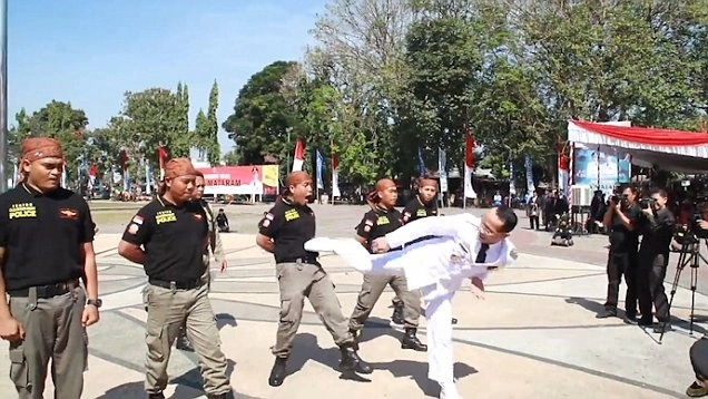  მერმა პოლიციელებს მათი ძალის შემოწმების მიზნით დაარტყა (ვიდეო)