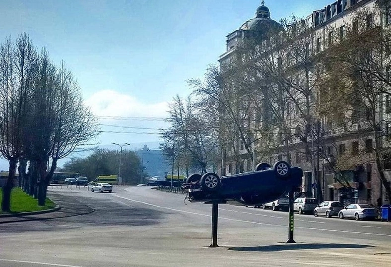 თბილისის ქუჩებში დამტვრეული ავტომობილების ინსტალაციები შსს-ს კამპანიის ნაწილია