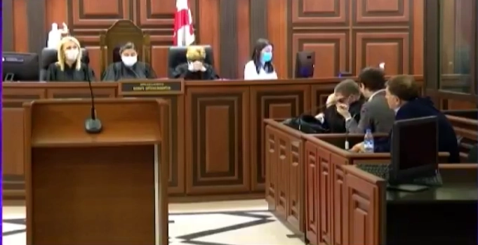 გიგი უგულავას სასამართლოს სხდომათა დარბაზი დაატოვებინეს 