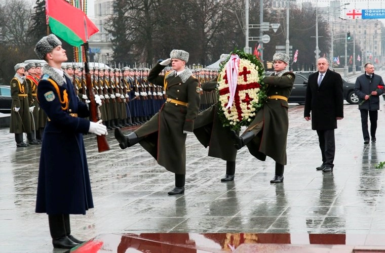 გიორგი მარგველაშვილმა მინსკში გამარჯვების მონუმენტი გვირგვინით შეამკო და სახელმწიფო მუზეუმი დაათვალიერა